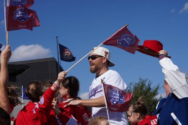 Arlington, Teksas, ABD: Texas Rangers örgütünün bir üyesi, Arlington 'un eğlence bölgesinde ve 3 Kasım Cuma günü Globe Life Field' ın önünde düzenlenen 2023 Dünya Şampiyonası kutlamalarına katıldı.