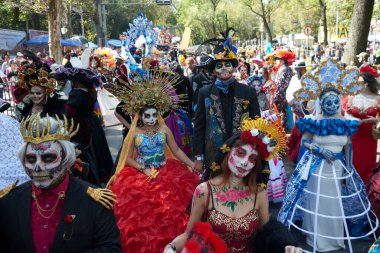 4 Kasım 2023, Mexico City, Meksika: Ölüler Günü 'nün bitişi vesilesiyle Reforma Bulvarı' nda düzenlenen 8.