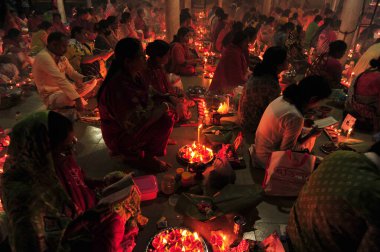 04 Kasım 2023 Sylhet-Bangladeş: Bangladeş 'in Sylhet kentindeki Loknath Tapınağı' ndaki Rakher Upobash festivalini izlemek için bir tapınağın zemininde birlikte oturuyorlar