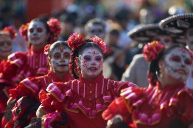 4 Kasım 2023, Mexico City, Meksika: Ölüler Günü 'nün bitişi vesilesiyle Reforma Bulvarı' nda düzenlenen 8.