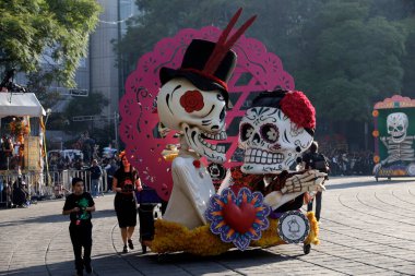 4 Kasım 2023, Mexico City, Mexico: Mexico City 'deki Cuauhtemoc Belediye Başkanlığı' nda Ölüm Günü kutlamalarının bir parçası olarak Reforma Bulvarı 'nda Ölüler Günü geçidi