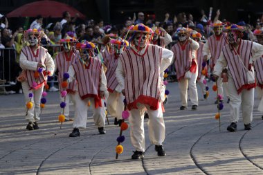 4 Kasım 2023, Mexico City, Mexico: Mexico City 'deki Cuauhtemoc Belediye Başkanlığı' nda Ölüm Günü kutlamalarının bir parçası olarak Reforma Bulvarı 'nda Ölüler Günü geçidi