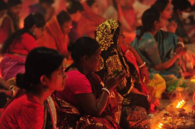 04 Kasım 2023 Sylhet-Bangladeş: Bangladeş 'in Sylhet kentindeki Loknath Tapınağı' ndaki Rakher Upobash festivalini izlemek için bir tapınağın zemininde birlikte oturuyorlar