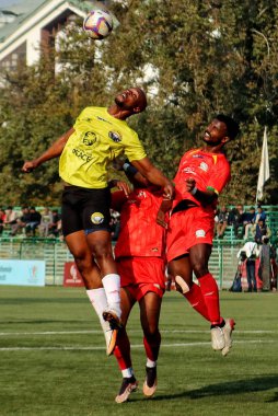 Kasım 04.2023, Srinagar Kashmir, Hindistan: Real Kashmir FC 'den Gnohere Krizo (R) ve Tiddim Road Athletic Union' dan Sunil B (L) Real Kashmir FC - Tiddim Road Athletic Union FC arasındaki I-League karşılaşmasında top tartışmalarına girdiler.