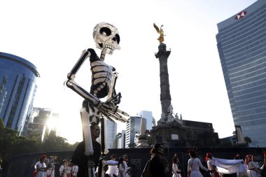 4 Kasım 2023, Mexico City, Mexico: Mexico City 'deki Cuauhtemoc Belediye Başkanlığı' nda Ölüm Günü kutlamalarının bir parçası olarak Reforma Bulvarı 'nda Ölüler Günü geçidi