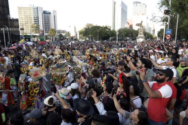 4 Kasım 2023, Mexico City, Mexico: Mexico City 'deki Cuauhtemoc Belediye Başkanlığı' nda Ölüm Günü kutlamalarının bir parçası olarak Reforma Bulvarı 'nda Ölüler Günü geçidi