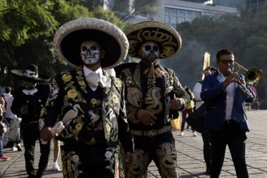 4 Kasım 2023, Mexico City, Mexico: Mexico City 'deki Cuauhtemoc Belediye Başkanlığı' nda Ölüm Günü kutlamalarının bir parçası olarak Reforma Bulvarı 'nda Ölüler Günü geçidi