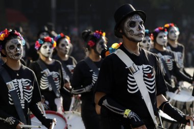 4 Kasım 2023, Mexico City, Mexico: Mexico City 'deki Cuauhtemoc Belediye Başkanlığı' nda Ölüm Günü kutlamalarının bir parçası olarak Reforma Bulvarı 'nda Ölüler Günü geçidi