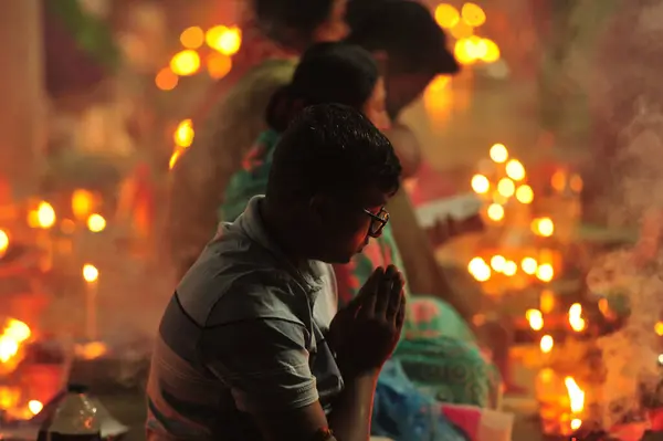 11月2023 シレット バングラデシュ ヒンドゥー教徒は バングラデシュのシレットのロクナス寺院でラクナース アップバッシュ祭りを観察するために寺院の床に座っています — ストック写真