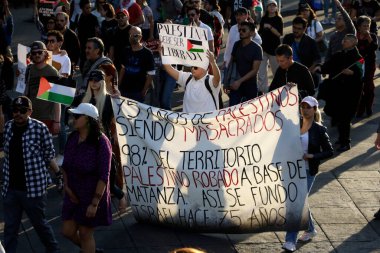 5 Kasım 2023, Mexico City, Meksika: Binlerce insan Filistin 'in Filistin halkına karşı ateşkes talebiyle yürüttüğü yürüyüşe katıldı