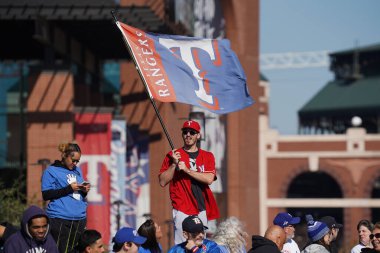 Arlington, Teksas, ABD: 3 Kasım 2023 tarihinde Arlington 'un eğlence bölgesinin sokaklarında ve Globe Life Field' ın önünde Teksas Rangers 2023 Dünya Şampiyonası 'nı kutlayan törenden görüntüler