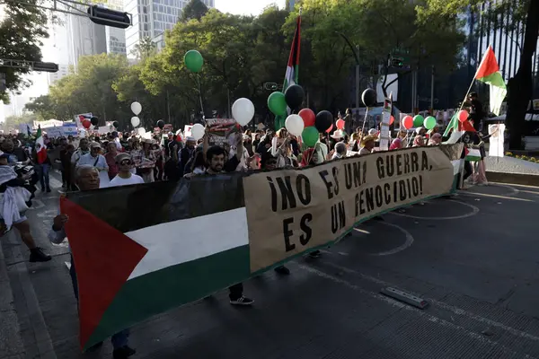 5 Kasım 2023, Mexico City, Meksika: Binlerce insan Filistin 'in Filistin halkına karşı ateşkes talebiyle yürüttüğü yürüyüşe katıldı