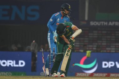 5 Ekim Kolkata, Hindistan: Güney Afrika 'nın kaptanı Temba Bavuma, Hindistan' ın Kolkata kentinde oynanan ICC Dünya Erkekler Kriket Kupası karşılaşmasında görev yapıyor. 5 Kasım 2023 tarihinde Kolkata, Hindistan