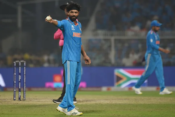 5 Ekim Kolkata, Hindistan: Hindistan 'dan Ravindra Jadeja, Hindistan' ın Kolkata kentinde oynanan ICC Dünya Erkekler Kriket Kupası karşılaşmasında tepki gösterdi. 5 Kasım 2023 tarihinde Hindistan 'ın Kolkata kentinde oynanan Dünya Kupası' nda
