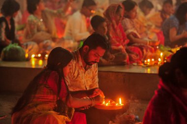 07 Kasım 2023 Sylhet-Bangladeş: Hindu dindarlar Sylhet, Bangladeş 'teki Loknath Tapınağı' ndaki Rakher Upobash festivalini izlemek için bir tapınağın zemininde birlikte oturuyorlar. Lokenath Brahmachari, Baba Lokenath adında bir 18. yüzyıl Hindu aziziydi. 