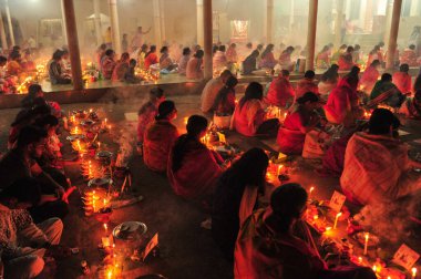 07 Kasım 2023 Sylhet-Bangladeş: Hindu dindarlar Sylhet, Bangladeş 'teki Loknath Tapınağı' ndaki Rakher Upobash festivalini izlemek için bir tapınağın zemininde birlikte oturuyorlar. Lokenath Brahmachari, Baba Lokenath adında bir 18. yüzyıl Hindu aziziydi. 