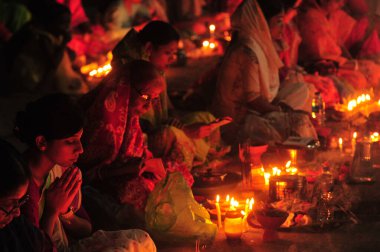 07 Kasım 2023 Sylhet-Bangladeş: Hindu dindarlar Sylhet, Bangladeş 'teki Loknath Tapınağı' ndaki Rakher Upobash festivalini izlemek için bir tapınağın zemininde birlikte oturuyorlar. Lokenath Brahmachari, Baba Lokenath adında bir 18. yüzyıl Hindu aziziydi. 