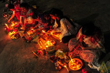 07 Kasım 2023 Sylhet-Bangladeş: Hindu dindarlar Sylhet, Bangladeş 'teki Loknath Tapınağı' ndaki Rakher Upobash festivalini izlemek için bir tapınağın zemininde birlikte oturuyorlar. Lokenath Brahmachari, Baba Lokenath adında bir 18. yüzyıl Hindu aziziydi. 