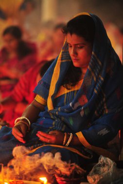 07 Kasım 2023 Sylhet-Bangladeş: Hindu dindarlar Sylhet, Bangladeş 'teki Loknath Tapınağı' ndaki Rakher Upobash festivalini izlemek için bir tapınağın zemininde birlikte oturuyorlar. Lokenath Brahmachari, Baba Lokenath 18. yüzyılda yaşamış bir Hindu 'ydu.