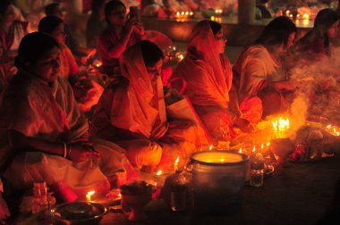 07 Kasım 2023 Sylhet-Bangladeş: Hindu dindarlar Sylhet, Bangladeş 'teki Loknath Tapınağı' ndaki Rakher Upobash festivalini izlemek için bir tapınağın zemininde birlikte oturuyorlar. Lokenath Brahmachari, Baba Lokenath adında bir 18. yüzyıl Hindu aziziydi. 