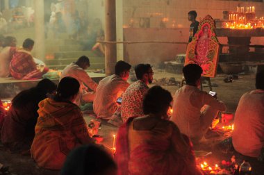 07 Kasım 2023 Sylhet-Bangladeş: Hindu dindarlar Sylhet, Bangladeş 'teki Loknath Tapınağı' ndaki Rakher Upobash festivalini izlemek için bir tapınağın zemininde birlikte oturuyorlar. Lokenath Brahmachari, Baba Lokenath adında bir 18. yüzyıl Hindu aziziydi. 