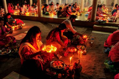 07 Kasım 2023 Sylhet-Bangladeş: Hindu dindarlar Sylhet, Bangladeş 'teki Loknath Tapınağı' ndaki Rakher Upobash festivalini izlemek için bir tapınağın zemininde birlikte oturuyorlar. Lokenath Brahmachari, Baba Lokenath adında bir 18. yüzyıl Hindu aziziydi. 