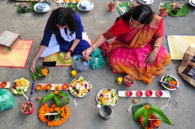 07 Kasım 2023 Sylhet-Bangladeş: Hindu dindarlar, lamba, yemek ve ritüellerin diğer maddeleri ile birlikte oturup, Sylhet, Bangladeş 'teki Loknath Tapınağı' ndaki Rakher Upobash festivalini izlemek üzere bir tapınağın zemininde oturuyorlar.