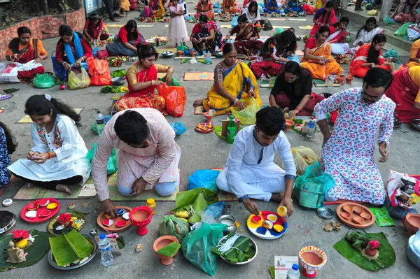 Noviembre 2023 Sylhet Bangladesh Devotos Hindúes Sientan Juntos Tomando Preparación — Foto de Stock