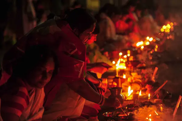 Listopad 2023 Sylhet Bangladéš Hinduističtí Oddaní Sedí Společně Podlaze Chrámu — Stock fotografie
