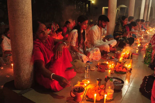 07 Kasım 2023 Sylhet-Bangladeş: Hindu dindarlar Sylhet, Bangladeş 'teki Loknath Tapınağı' ndaki Rakher Upobash festivalini izlemek için bir tapınağın zemininde birlikte oturuyorlar. Lokenath Brahmachari, Baba Lokenath adında bir 18. yüzyıl Hindu aziziydi. 