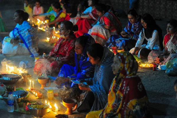 07 Kasım 2023 Sylhet-Bangladeş: Hindu dindarlar Sylhet, Bangladeş 'teki Loknath Tapınağı' ndaki Rakher Upobash festivalini izlemek için bir tapınağın zemininde birlikte oturuyorlar. Lokenath Brahmachari, Baba Lokenath adında bir 18. yüzyıl Hindu aziziydi. 