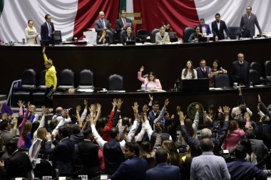 8 Kasım 2023, Mexico City, Meksika: Ulusal Eylem, Kurumsal Devrimci ve Demokratik Devrim partileri tartışma oturumunu protesto ettiler