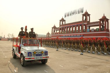 09 Kasım 2023, Srinagar Kashmir, Hindistan: Nitin Agarwal, (R) Sınır Güvenlik Kuvvetleri Genel Müdürü (BSF), Srinagar 'ın kenar mahallelerindeki Humhama' da düzenlenen geçit töreninde onur kıtası aldı.