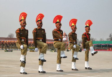 09 Kasım 2023, Srinagar Kashmir, Hindistan: Hindistan Sınır Güvenlik Gücü 'nün (BSF) yeni üyeleri Humhama' da düzenlenen bir geçit töreninde yürüyüş yapıyorlar