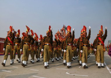 09 Kasım 2023, Srinagar Kashmir, Hindistan: Hindistan Sınır Güvenlik Gücü 'nün (BSF) yeni üyeleri, Srinagar' ın kenar mahallelerindeki Humhama 'da düzenlenen geçit töreninde yürüyüş yapıyorlar.