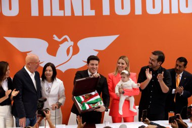 12 Kasım 2023, Mexico City: Nuevo Leon eyaleti valisi Samuel Garcia, eşi Mariana Rodriguez ve kızı Mariel