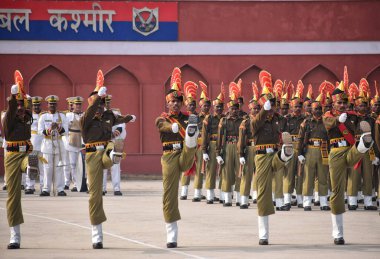 09 Kasım 2023, Srinagar Kashmir, Hindistan: Hindistan Sınır Güvenlik Gücü 'nün (BSF) yeni üyeleri, Srinagar' ın kenar mahallelerindeki Humhama 'da düzenlenen geçit töreninde yürüyüş yapıyorlar.