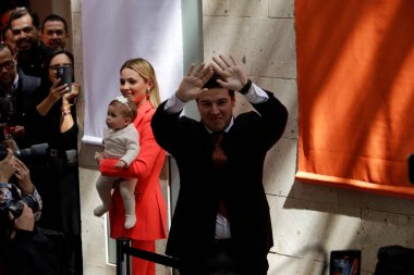 12 Kasım 2023, Mexico City: Nuevo Leon eyaleti valisi Samuel Garcia, eşi Mariana Rodriguez eşliğinde