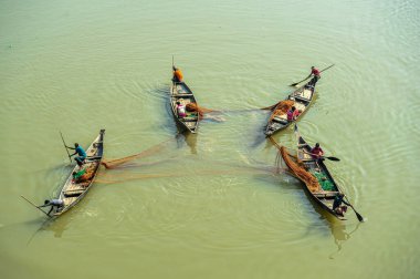 08 Kasım 2023 Sylhet-Bangladeş: Balıkçılar Sylhet 'in Guainghat Upazila' sındaki surma nehrinde balıkçılık yapıyor