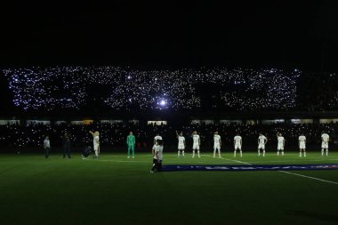 11 Kasım 2023, Mexico City, Meksika: Pumas taraftarları MX Ligi 'nin 2023 Apertura Turnuvası' nda Pumas - Chivas de Guadalajara maçında UNAM Pumas takımının logosunu yapmak için lambaları ve cep telefonlarını açtılar.