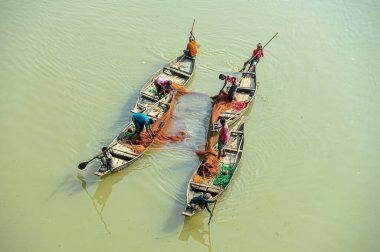 08 Kasım 2023 Sylhet-Bangladeş: Balıkçılar Sylhet 'in Guainghat Upazila' sındaki surma nehrinde balıkçılık yapıyor