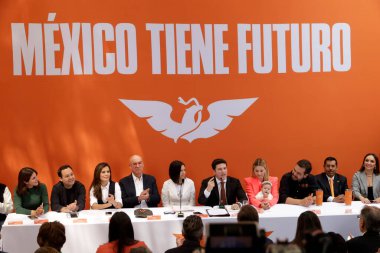 12 Kasım 2023, Mexico City: Nuevo Leon eyaleti valisi Samuel Garcia, eşi Mariana Rodriguez eşliğinde