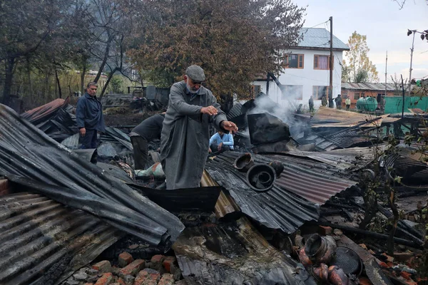 November 2023 Srinagar Kashmir India People Search Belongings Debris Fire — Stock Photo, Image