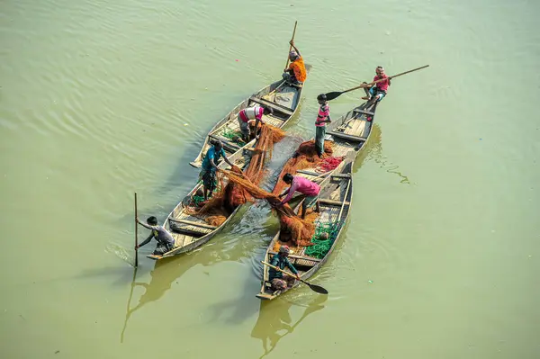 Noviembre 2023 Sylhet Bangladesh Pescadores Pescando Con Red Barco Río —  Fotos de Stock