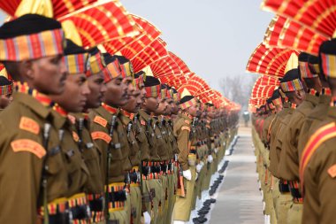 09 Kasım 2023, Srinagar Kashmir, Hindistan: Hindistan Sınır Güvenlik Gücü 'nün (BSF) yeni üyeleri, Srinagar' ın dışındaki Humhama 'da düzenlenen geçit töreninde yer aldı.
