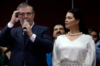 13 Kasım 2023, Mexico City, Meksika: Eski Meksika Dışişleri Bakanı Marcelo Ebrard Casaubon eşi Rosa Linda Bueso ile birlikte Ulusal Yenilenme Hareketi partisinde kalacağını duyurdu.