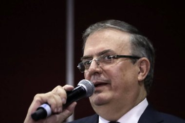 13 Kasım 2023, Mexico City, Meksika: Eski Meksika Dışişleri Bakanı Marcelo Ebrard Casaubon, Meksika 'daki Sevilla Oteli' nde basın toplantısı düzenlenmeden önce Ulusal Yenilenme Hareketi partisinde kalacağını duyurdu.