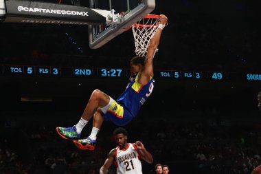 Mexico City, Meksika 'da 12 Kasım 2023' te Capitanes of Mexico City 'den Juan Toscano-Anderson Mexico City Capitanes - Birmingham Squadron maçı sırasında Mexico City Arena' daki NBA G League maçında Birmingham Squadron 'a karşı smaç basıyor.