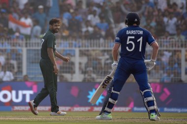 11 Kasım, Kolkata, Hindistan: Pakistan 'dan Haris Rauf, İngiltere' den Jonny Bairstow 'un 2023 Dünya Erkekler Kriket Kupası karşılaşması sırasında Eden Gardens Stadyumu' nda aldığı kaleyi kutladı.