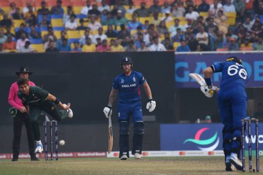 11 Kasım, Kolkata, Hindistan: 2023 Dünya Erkekler Kriket Kupası 'nda Pakistan ile İngiltere arasında Eden Gardens Stadyumu' nda oynanan bovling maçında Pakistanlı Şahin Afridi